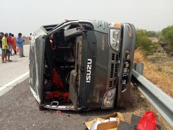 Minibus Terguling di Tol SuMo, 13 Orang Luka