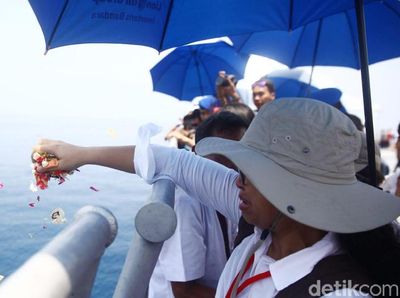 Air Mata Iringi Prosesi Tabur Bunga dan Doa Bersama Tragedi Lion Air