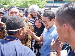 Safari ke Ternate, Sandiaga Berikan Sepatunya ke Warga