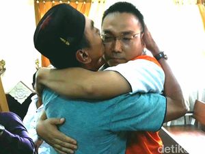 Peluk, Tangis dan Pemberian Maaf Ayah Korban pada Iwan Adranacus Peluk, Tangis dan Pemberian Maaf Ayah Korban pada Iwan Adranacus