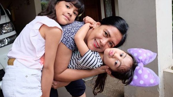 9 Momen Seru Lydia Kandou Momong Cucu