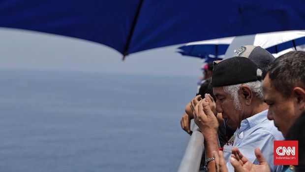 Tangis Keluarga Korban di Titik Jatuhnya Pesawat Lion Air