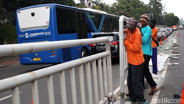 Pembatas Jalan Dibangun di Jalan HOS Cokroaminoto
