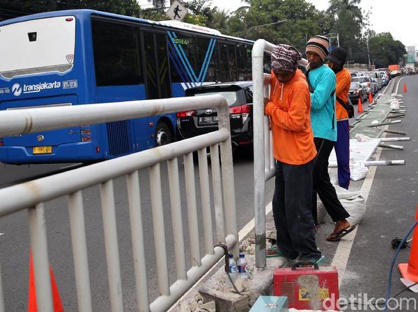 Pembatas Jalan Dibangun di Jalan HOS Cokroaminoto