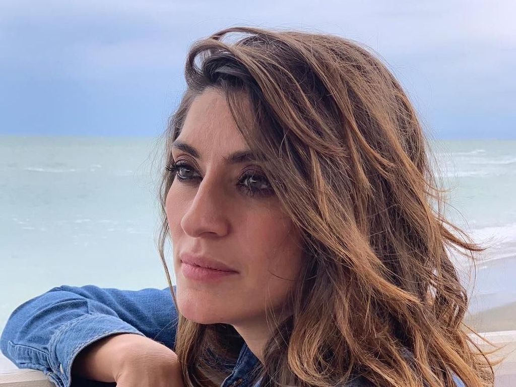 Wanita Ini Jadi Sensasi, Pamer Foto Mesra di Kasur dengan Wakil PM Italia Wanita Ini Jadi Sensasi, Pamer Foto Mesra di Kasur dengan Wakil PM Italia