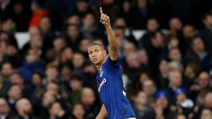 LIVERPOOL, ENGLAND - NOVEMBER 03:  Richarlison of Everton celebrates after he scores his sides first goal during the Premier League match between Everton FC and Brighton & Hove Albion at Goodison Park on November 3, 2018 in Liverpool, United Kingdom.  (Photo by Mark Robinson/Getty Images)