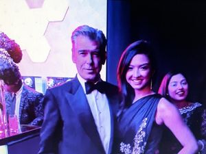 Raline Shah Foto Bareng Pierce Brosnan, Netizen: The Next Bond Girl?