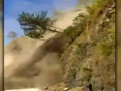 Ngeri! Detik-detik Tebing Longsor di Filipina