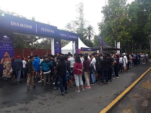 Antrean Masuk Konser Mariah Carey Mengular Meski Hujan