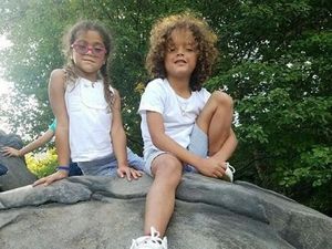 Potret Menggemaskan Anak Kembar Mariah Carey