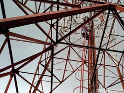 Setelah 6 Jam, Pria yang Nekat Panjat Tower di Malang Dievakuasi