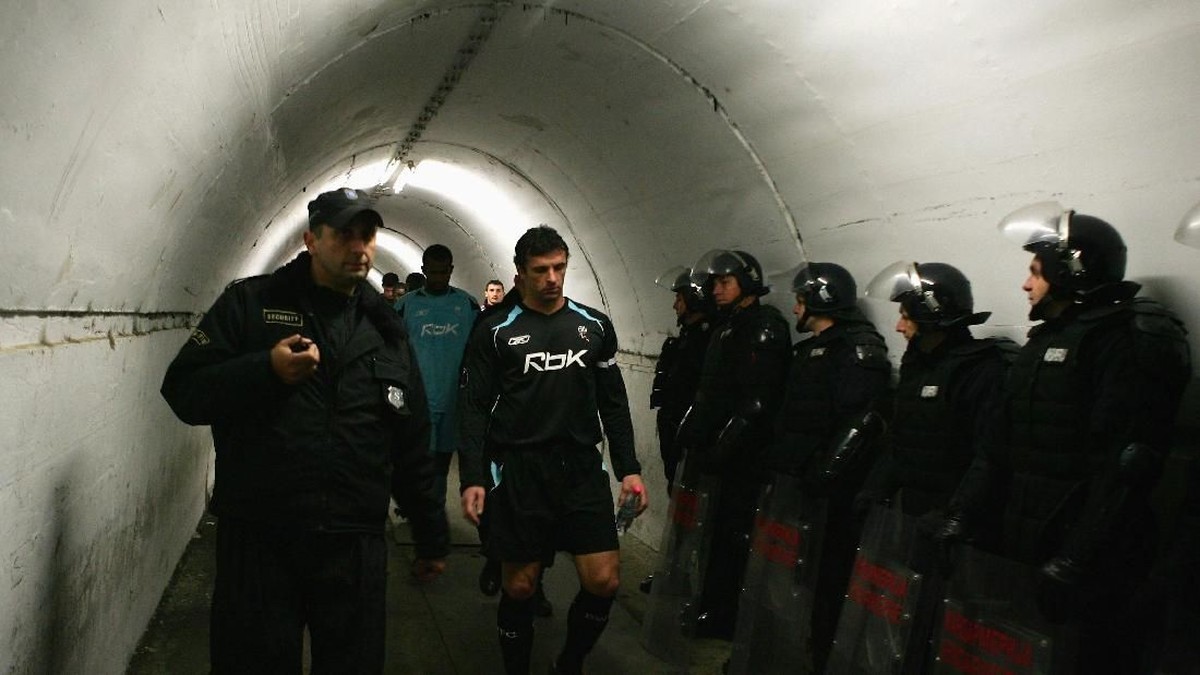 Lorong pemain di Red Star Stadium (Michael Steele/Getty Images)