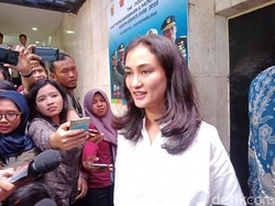 Bubur, Bawaan Wajib Atiqah Saat Jenguk Ratna Sarumpaet