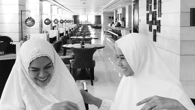 Nikita Mirzani dan Yuki Kato saat umrah