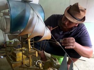 Di Tangan Warga Jombang, Limbah Kayu Disulap Jadi Miniatur Kapal