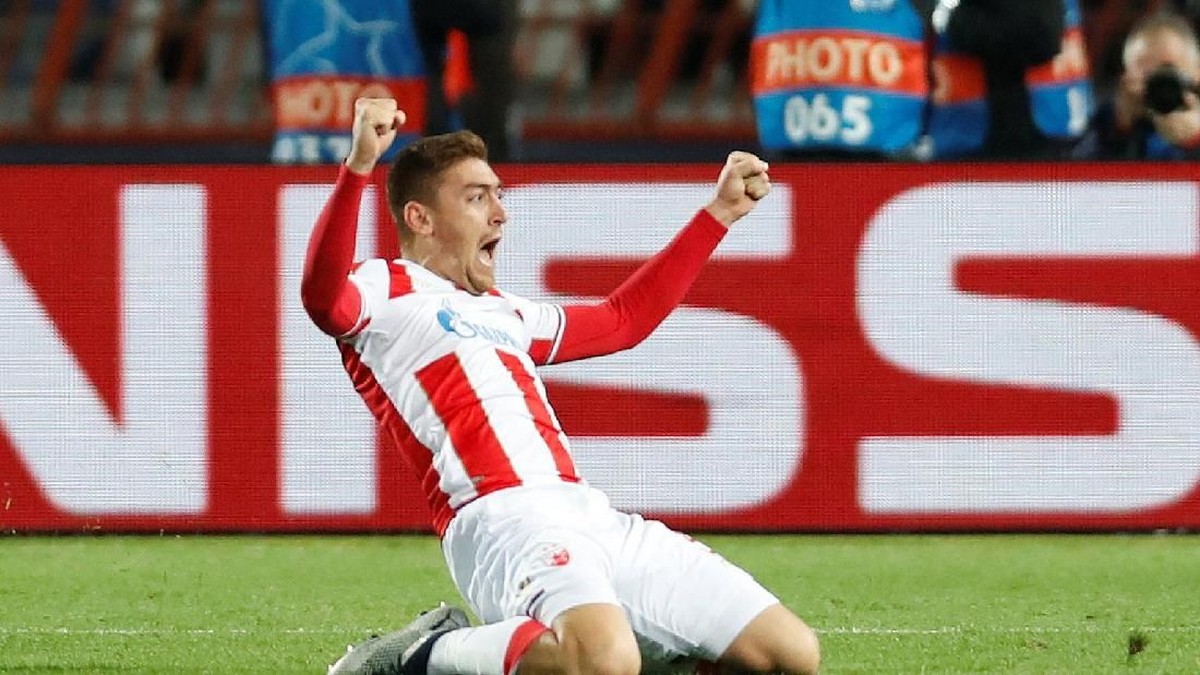 Milan Pavkov, striker Red Star Belgrade pencetak dua gol ke gawang Liverpool (Paul Childs/Action Images via Reuters)