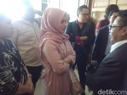 Hakim Beri Waktu Sebulan untuk Charly Van Houten-Istri Mediasi