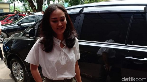 Atiqah Hasiholan di Polda Metro Jaya