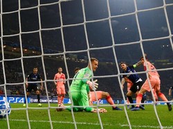 Tapi gol itu bukan yang terakhir di pertandingan ini. Kemenangan yang ada di depan mata Barcelona buyar setelah Mauro Icardi mencetak gol di menit ke-87. (Foto: Stefano Rellandini/REUTERS)