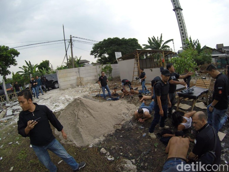 Foto: Polisi mengamankan preman yang menduduki tanah di Kalideres (dok. Istimewa).