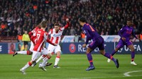 Hanya berjarak tujuh menit, Pavkov kembali menjebol gawang Liverpool. Kali ini ia melepaskan tembakan dari luar kotak penalti. Foto: Marko Djurica/Reuters