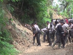 Video: Gotong Royong Bersihkan Longsor di Trenggalek