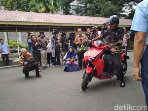 Catat! Jokowi Janji Beli 100 Unit Motor Listrik Gesits