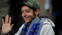 Laga ini sendiri turut disaksikan oleh legenda hidup MotoGP Valentino Rossi. Pemilik sembilan gelar juara dunia itu memang dikenal sebagai penggemar Inter. (Foto: Stefano Rellandini/REUTERS)