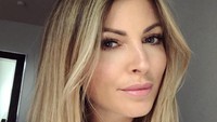 Si pirang nan cantik ini adalah Sam Cooke, istri dari bek tangguh Manchester United Chris Smalling. (Foto: Instagram @samsmallinginsta)