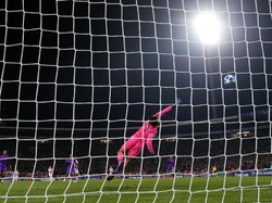 Kiper Liverpool Alisson Becker tak bisa menjangkau bola tendangan Pavkov. Foto: Marko Djurica/Reuters