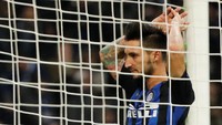 Inter juga punya peluang, salah satunya melalui Matteo Politano saat menyambar umpan silang Ivan Perisic dengan sundulan. Tapi tandukannya melebar. (Foto: Stefano Rellandini/REUTERS)