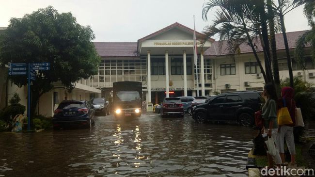 Berita Hujan Deras, Sejumlah Ruas Jalan di Palembang Banjir Selasa 16 April 2024