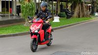 Jokowi Jajal Motor Listrik Gesits