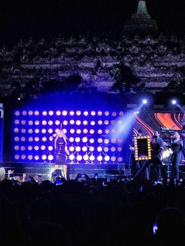 Mariah Carey konser di Candi Borobudur