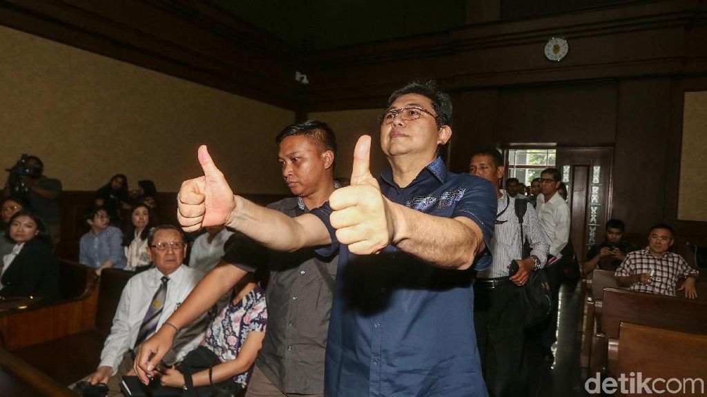 Pengacara Lucas Beri Jempol Sebelum Didakwa Jaksa KPK Pengacara Lucas Beri Jempol Sebelum Didakwa Jaksa KPK