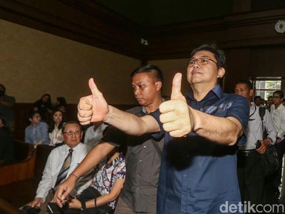 Pengacara Lucas Beri Jempol Sebelum Didakwa Jaksa KPK