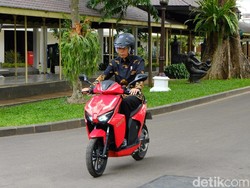 Jokowi: Motor Listrik Gesits Produksi 60.000 Unit/Tahun