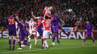 Liverpool kebobolan di menit ke-22. Milan Pavkov menjebol gawang Liverpool lewat sundulan usai memaksimalkan bola dari Marko Marin. Foto: Marko Djurica/Reuters