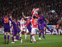 Liverpool kebobolan di menit ke-22. Milan Pavkov menjebol gawang Liverpool lewat sundulan usai memaksimalkan bola dari Marko Marin. Foto: Marko Djurica/Reuters