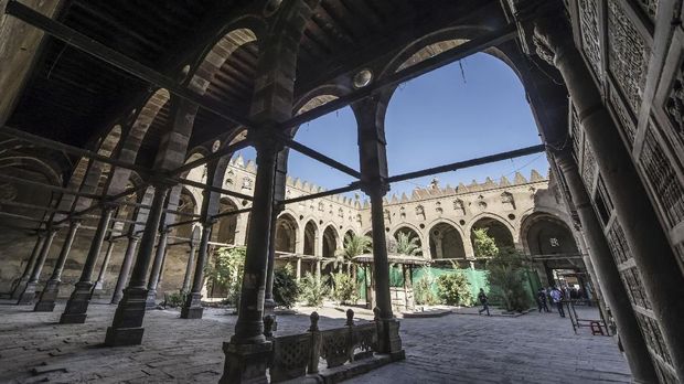 Mesir berjuang untuk memulihkan kota bersejarah Kairo, Wisata Mesir A picture taken on October 28, 2018, shows the 14th century al-Maridani mosque at al-Darb al-Ahmar area in the capital Cairo, as it undergoes renovation works. - Packed with ornate monuments, mosques and mausoleums, Islamic Cairo's narrow streets are punctuated with trinket shops, cafes and traditional old homes -- an urban fabric layered in centuries of history. (Photo by Khaled DESOUKI / AFP)