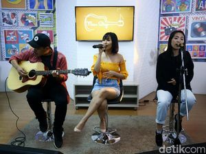 Penampilan Rinni Wulandari Bawakan Crazy Over You Pertama Kali