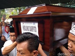 Suasana Haru Selimuti Kedatangan Jenazah Herjuno