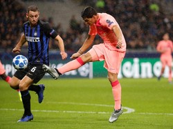 Barcelona punya peluang lain dari Luis Suarez ketika mencoba menendang bola melewati atas Handanovic yang jauh dari garis gawang. Handanovic sudha terkecoh, tapi bola cuma berakhir tipis di kanan gawang. (Foto: Stefano Rellandini/REUTERS)