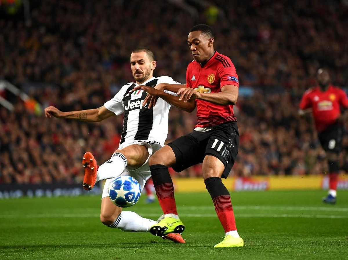 Pemain Juventus, Leonardo Bonucci, saat menghadapi Manchester United. (Foto: Michael Regan/Getty Images)