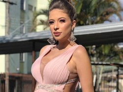 Wanita seksi ini bernama Monique Salum, kekasih dari gelandang Manchester United Fred (Instagram @familymanutd)
