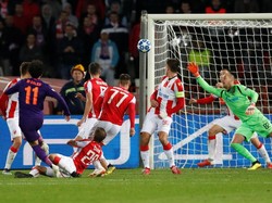 Liverpool bukan tanpa peluang. Di babak kedua, tendangan Mohamed Salah digagalkan tiang gawang. Foto: Paul Childs/Action images via Reuters