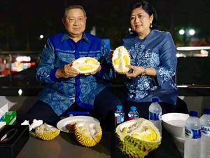 Ani Yudhoyono dan Mayangsari Asyik Cicip Durian, Mana yang Paling Legit?