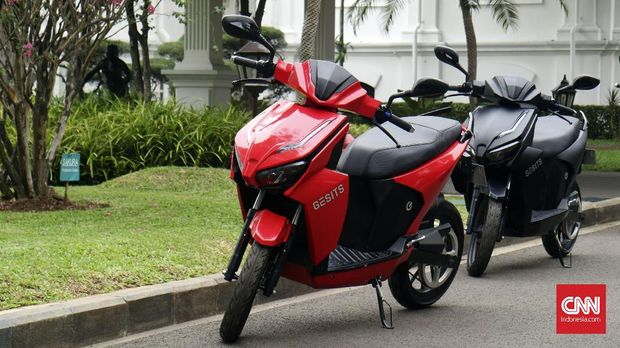 Presiden Joko Widodo menjajal motor listrik hasil kerja sama Garansindo dengan Institut Teknologi Sepuluh November (GESITS).