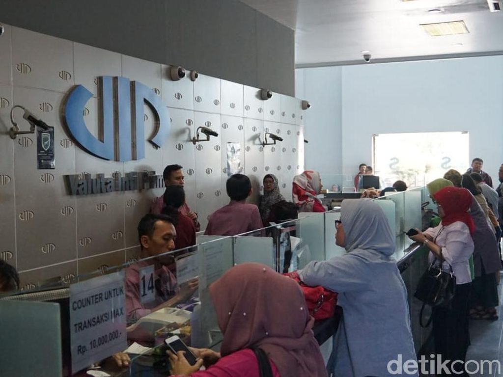 Rupiah Menguat, Masyarakat Mulai Serbu Dolar AS Rupiah Menguat, Masyarakat Mulai Serbu Dolar AS