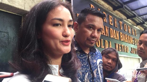 Atiqah Hasiholan dan Insank Safruddin